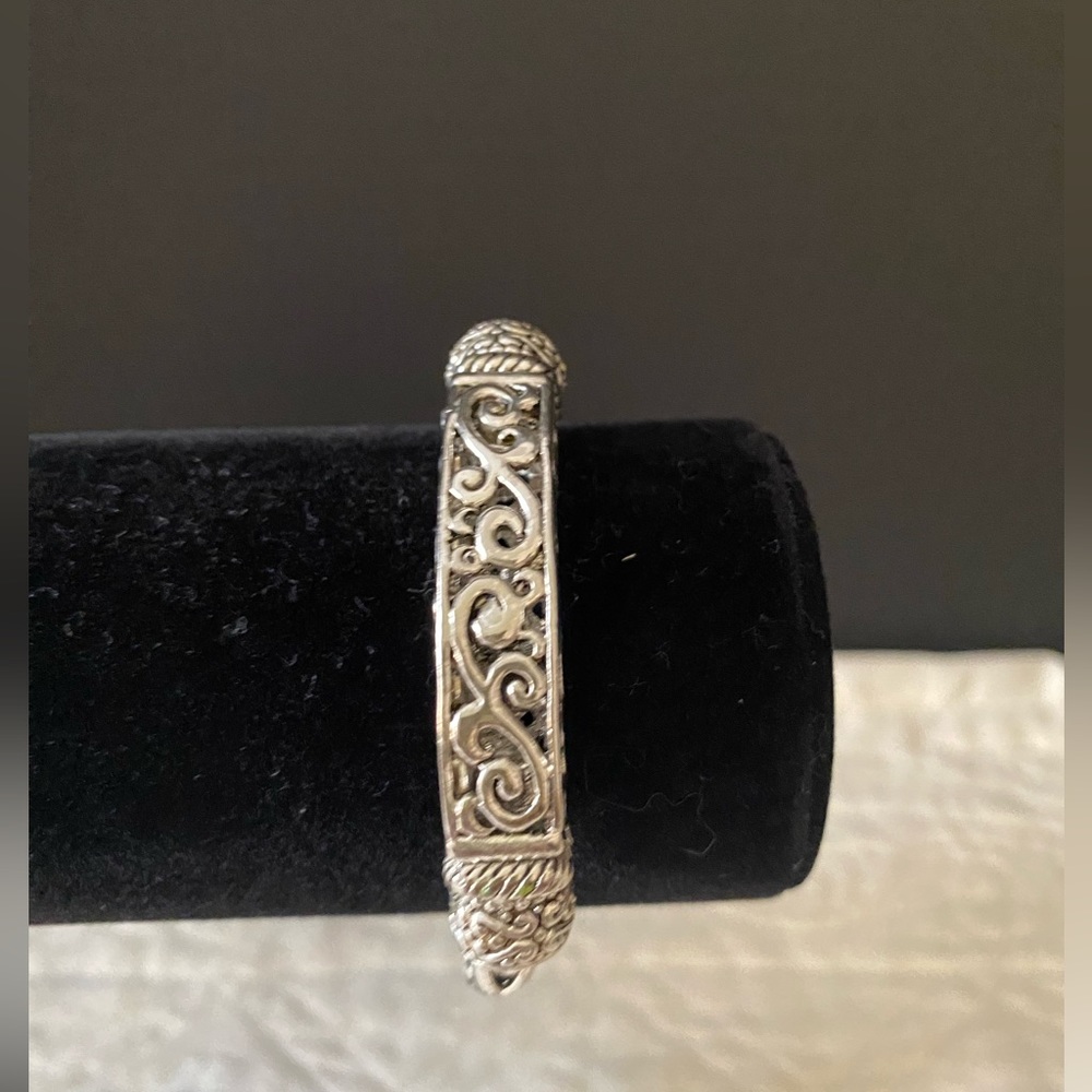 Bracelet strong magnetic clasp silver tone. Pre owned